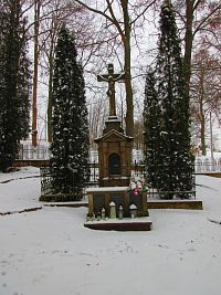 Náhrobek nad bazilikou (Vambeřice)