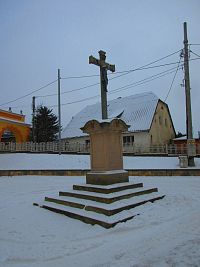 Kříž u baziliky Navštívení Panny Marie (Vambeřice)