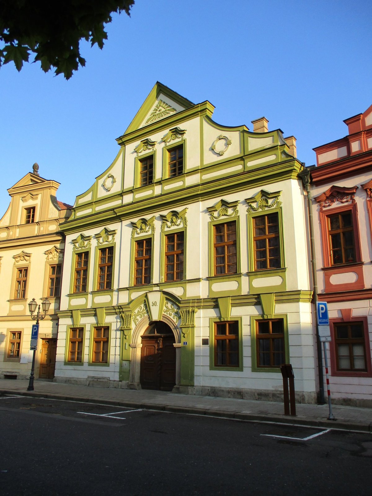 Rekonstrukce kanovnických rezidencí čp. 50-52 v Hradci Králové v letech 1915-1916