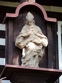 Soška sv. Mikuláše na čp. 104 (Hajnice)