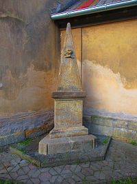 Pomník na místě vyhořelé kostnice u kostela sv. Markéty (Městec Králové)