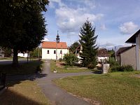 Okolí kaple Panny Marie Sněžné (Žernov)