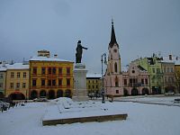 Pomník Josefa II. na Krakonošovo náměstí, v levém pozadí čp. 73 (Trutnov)