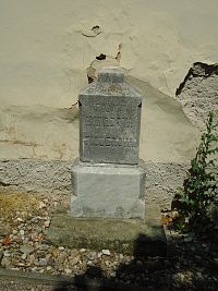 Náhrobek u kostela (Hněvčeves)