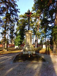 Kříž na vojenském hřbitově na Pouchově (Hradec Králové)