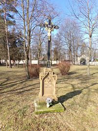 Kříž v sadu před hřbitovem na Pouchově (Hradec Králové)