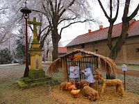 Zvonička s křížem v Březhradě (Hradec Králové)