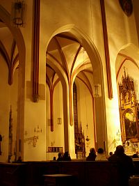 Interiér katedrály sv. Ducha s oltářem sv. Antonína Poustevníka v pravém rohu (Hradec Králové)