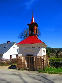 Kapličkal Panny Marie Pomocnice z roku 1863 na místě původní dřevěné zvonice (Moravské Křižánky)
