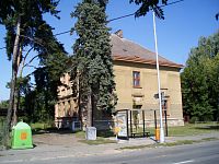 Původní vzhled bývalé školy ve Věkoších (Hradec Králové)