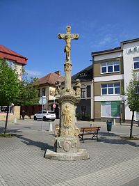Kříž na náměstí (Holice)