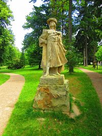 Socha Jánošíka ve Smetanových sadech (Hořice)