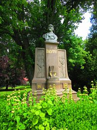 Socha Antonína Dvořáka ve Smetanových sadech (Hořice)