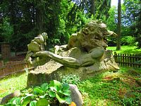 Socha Krakonoše ve Smetanových sadech (Hořice)