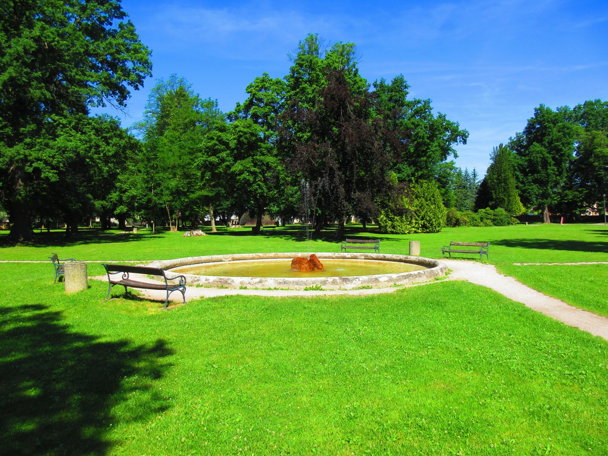 Zámecký park v Lázních Bělohradě