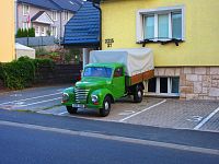 Historický automobil u čp. 37 (Spišská Sobota)