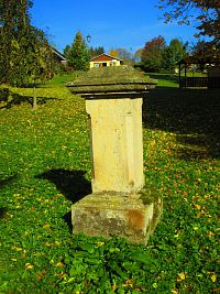 Sokl u bývalého pivovaru (Velichovky)