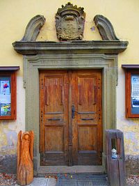 Hlavní vchod do kostela sv. Jakuba Staršího (Skuhrov nad Bělou)