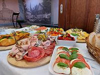 Raut a občerstvení při bowlingu v Hotelu Slunce v Rýmařově – ideální pro oslavy a firemní akce v Jeseníkách