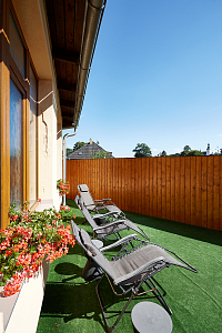 Letní terasa u wellness Hotelu Slunce v Rýmařově – odpočinek na slunci v Jeseníkách