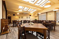 Prostorný sál restaurace Hotelu Slunce v Rýmařově – vhodný pro skupiny a akce v Jeseníkách