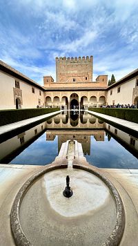 Granada, nádvoří Nasridských paláců, nejzdobnější část Alhambry