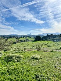 Zvlněná andaluská krajina poblíž cyklotrasy Via verde de la Sierra