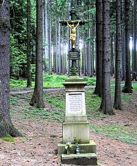 Kříž v Lese poblíž tábora