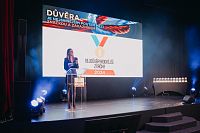 Daniela Brzobohatá moderuje slavnostní vyhlášení výsledků soutěže v Radiopaláci v Praze na Vinohradech