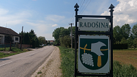 RADOŠINA -  vstup do obce s erbom