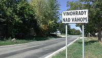 VINOHRADY NAD VÁHOM - vstupná tabuľa do obce