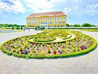 Schloss Hof, zámek s tajnými chodbami stojí uprostřed zahrad