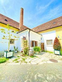 Schloss Hof je plný květin a zeleně.