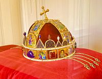 Koruna uherských králů s nakloněným křížem