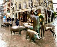 Na sochy prasátek si rády sedají děti i dospělí. Stojí na začátku pěší zóny. Zaplatili je místní obchodníci.