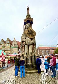 Středověká, deset metrů vysoká socha legendárního rytíře Rollanda, stojí na hlavním náměstí Marktplatz.