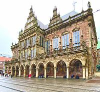 Působivá budova radnice se spolu se sochou Rollanda ocitla na Seznamu památek UNESCO.