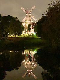 Větrný mlýn stojí na okraji centra města už od 17. století. Dnes je v něm kavárna a restaurace.