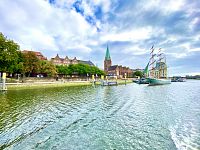 Promenáda u řeku Wesery. Vede po ní cyklostezka a jsou tady také restaurace, bary i kotviště výletních lodí.