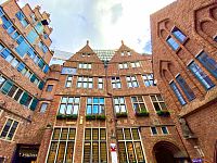 Originální ulička Bötcherstrasse láká turisty kvůli originální architektuře i kvůli zvonkohře se zvony z míšeňského porcelánu.