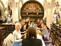 Ve známé restauraci Radniční sklep (Ratskeller) nabízí místní speciality. Součástí interiéru jsou i vyřezávaná čela sudů.