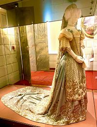 Slavnostní šaty s vlečkou pro extrémně štíhlou Sisi