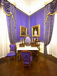 Jeden ze soukromých pokojů císařovny v Gödöllő. Milovala fialovou.