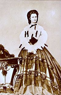 Jedna ze vzácných fotek Sisi. Měla averzi k fotografování, k publicitě i k tomu, když jí někdo pozoroval.