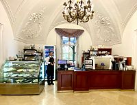 V zámecké cukrárně můžete ochutnat typické maďarské dezerty.