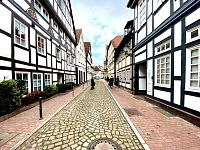 V ulici středověkých hrázděných domů v centru města.