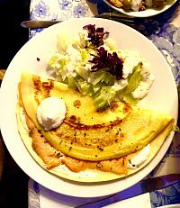 Vedle místních specialit si v restauraci Pfannekuchen může objednat jednu 55 druhů palačinek. Tato je s lososem.