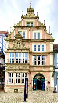 V renesančním Leisthausu, domě obchodníka Jörga Leista, je dnes muzeum o historii města a legendě o krysařovi.