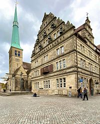 Svatební dům se zvonkohrou ve štítu, a také s oknem, ve kterém se v určitý čas objevují výjevy z legendy.