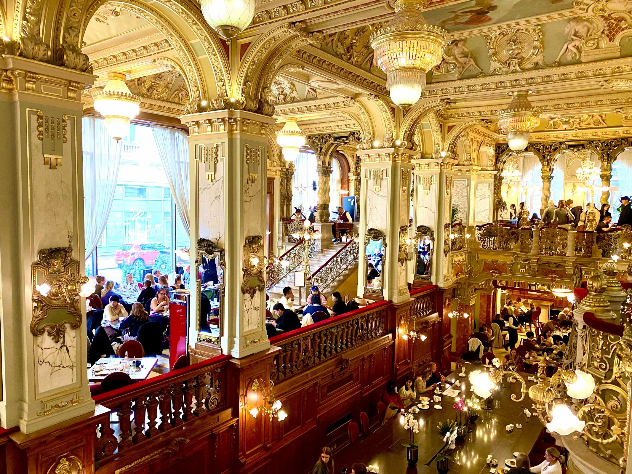 Budapešťská Kavárna New York, symbol luxusu i kultury